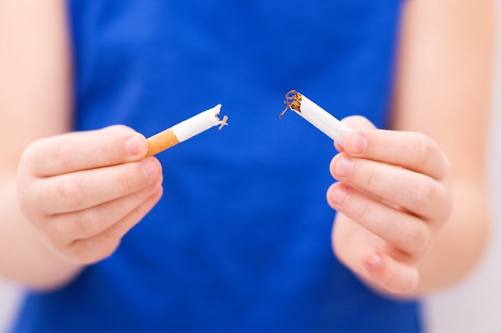 Eine Frau zerbricht eine Zigarette. Das Deutsche Kinderhilfswerk setzt sich für den Schutz von Kindern und Jugendlichen vor Tabakkonsum ein. 