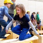 Mit der Bewegungsbaustelle werden Kinder zu kleinen Handwerkern, Mathematikern, Sportlern, Architekten, Künstlern und Diplomaten - und haben Spaß dabei! 