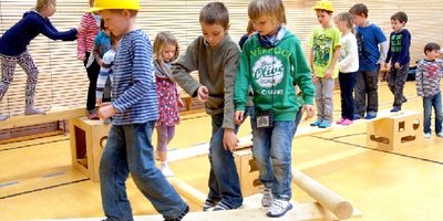 Mit der Bewegungsbaustelle werden Kinder zu kleinen Handwerkern, Mathematikern, Sportlern, Architekten, Künstlern und Diplomaten - und haben Spaß dabei! 