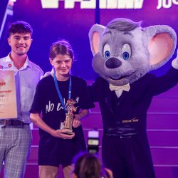 Der Sänger Mike Singer und der 14-jährige Jonte, der für sein Projekt den Deutschen Kinder- und Jugendpreis in der Kategorie "Solidarisches Miteinander" gewonnen hat. 