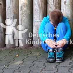 2,8 Millionen Kinder leben in Deutschland in Armut. Diese zeigt sich meist in schlechten Bildungschancen, einer mangelhaften Gesundheit, dem Gefühl der Scham und wenig Selbstvertrauen. 