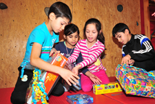 Deutsches Kinderhilfswerk verteilt Geschenke