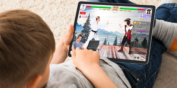 Ein Junge spielt an einem Tablet ein Spiel. Eine Studie des Deutschen Kinderhilfswerks untersucht, wie Kinder zum Beispiel bei Online-Spielen mit unerwünschten Kontaktaufnahmen und weiteren Interaktionsrisiken im Netz umgehen. 