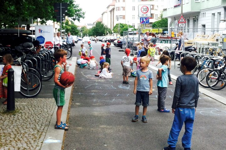 „Temporäres Spielen auf der Straße“: Einmal pro Woche von 10 bis 18 Uhr wird die Gudvanger Straße in Berlin-Pankow eine Spielstraße und generationsübergreifender Treffpunkt. 
