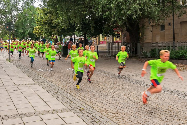 Kinder sammeln für Kinder: MIt Spendenläufen für das Deutsche Kinderhilfswerk werden Sport, Spaß und Engagement miteinander verbunden.
