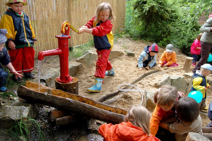 Das Deutsche Kinderhilfswerk, der Beirat vom „Bündnis Recht auf Spiel“ und die Deutsche Gartenamtsleiterkonferenz haben eine Resolution für den Erhalt von Spielflächen aufgesetzt
