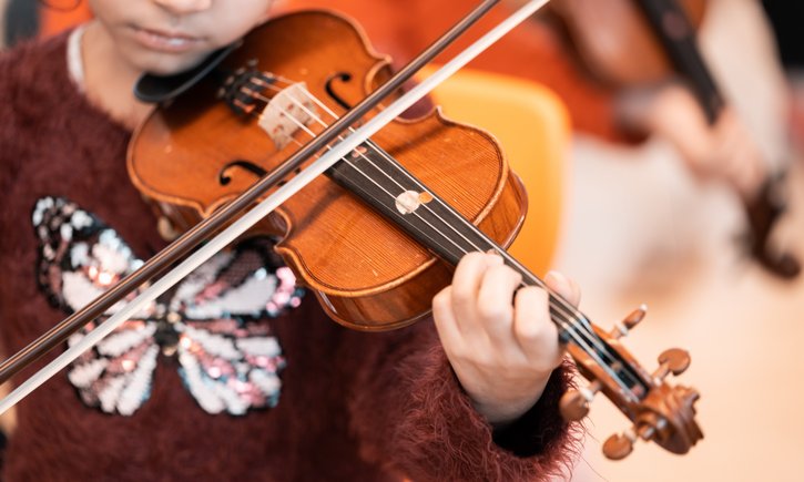 Ein Mädchen spielt Geige 