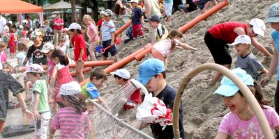 Der Weltspieltag am 28. Mai: In Deutschland initiiert das Deutsche Kinderhilfswerk jedes Jahr gemeinsam mit dem Bündnis „Recht auf Spiel“ bundesweit Aktionen im öffentlichen Raum, natürlich alle kostenfrei.