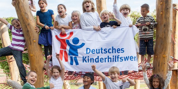 Mit dem BundesNetzwerk Kinder- und Jugendbeteiligung und dem Bündnis Recht auf Spiel hat das Deutsche Kinderhilfswerk zwei Bündnisse ins Leben gerufen, die sich für die Rechte der Kinder einsetzen.