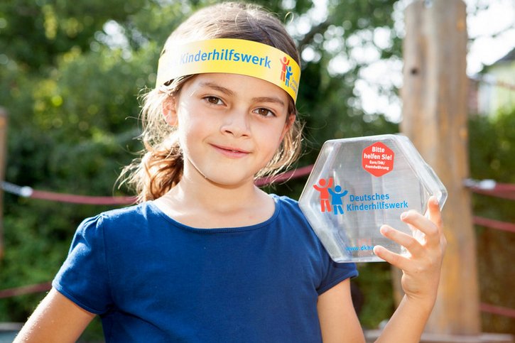 Die sechseckige, transparente Spendendose des Deutschen Kinderhilfswerkes steht seit 1979 deutschlandweit in über 40.000 Geschäften, Banken, Apotheken und anderen Orten. 
