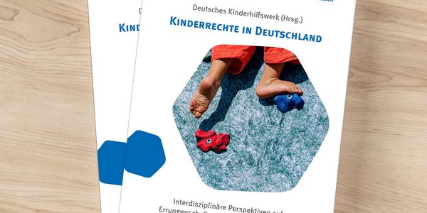 Ein Foto zeigt die Festschrift des Deutschen Kinderhilfswerkes 