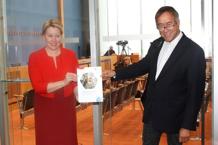 Familienministerin Dr. Franziska Giffey und der Präsident des Deutschen Kinderhilfswerkes Thomas Krüger stellen den Kinderreport Deutschland 2020 des Deutschen Kinderhilfswerkes vor.