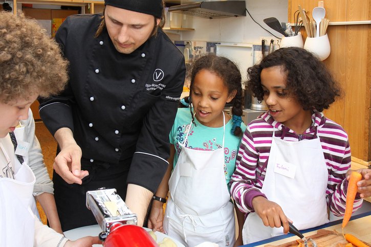 Das Deutsche Kinderhilfswerk fördert Projekte, bei denen Kinder lernen, frische Lebensmittel zuzubereiten und gesund zu kochen, um ihnen so ein gesundes Aufwachsen zu ermöglichen.