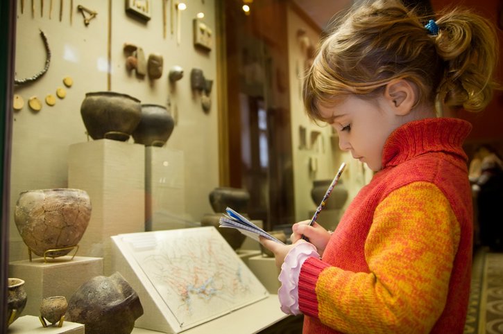 Das Deutsche Kinderhilfswerk setzt sich dafür ein, dass Kinder ihr Recht auf kulturelle Bildung wahrnehmen können - zum Beispiel bei einem Besuch im Museum. 
