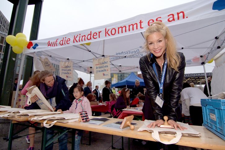 Schauspielerin Nina-Friederike Gnädig setzt sich ehrenamtlich als Botschafterin für das Deutsche Kinderhilfswerk ein und macht sich für Kinder stark.