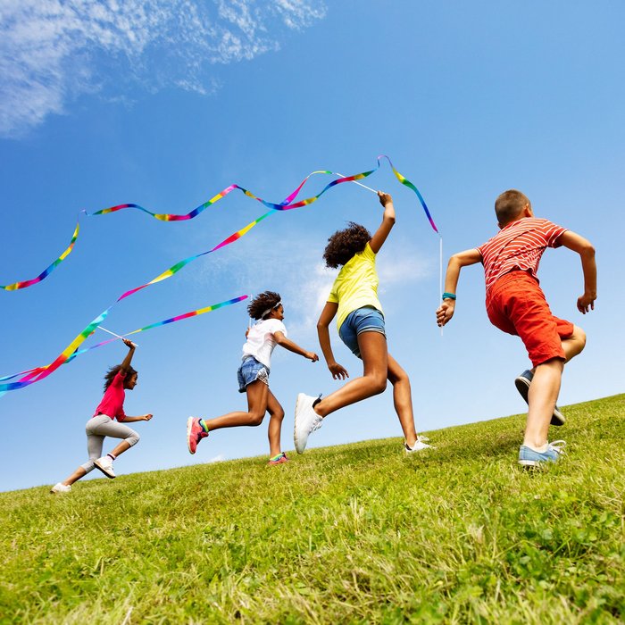 "Lasst uns (was) bewegen!" ist das Motto des Weltspieltags, den das Deutsche Kinderhilfswerk am 28. Mai feiert.