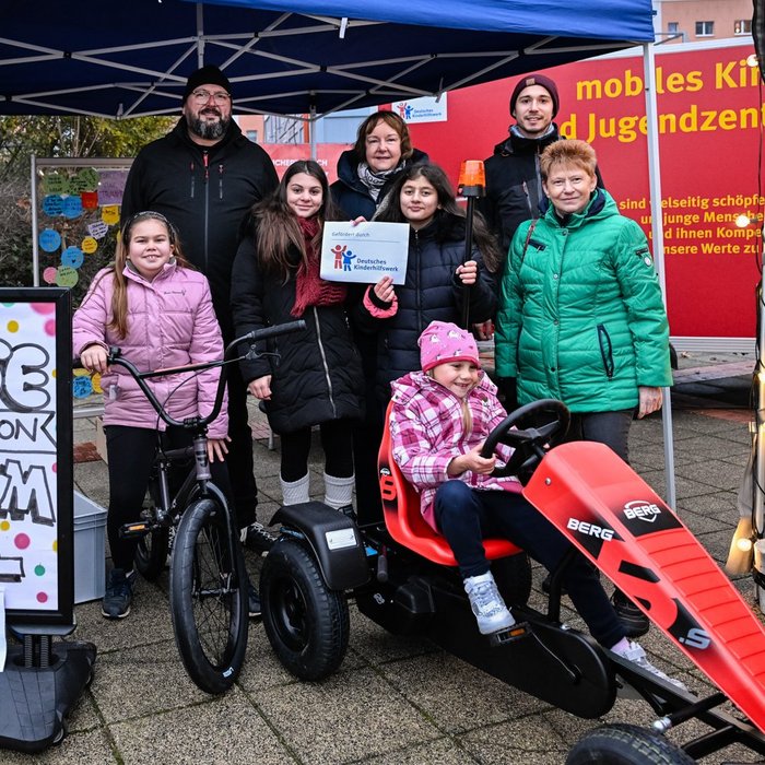 Kinder und Erwachsene Gruppenfoto bei dem Traummobil