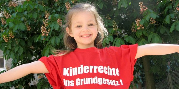 Das Aktionsbündnis tritt für die Verankerung der Kinderrechte ins deutsche Grundgesetz ein, um so die Position der Kinder zu stärken.