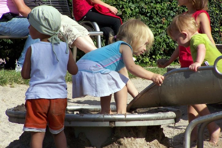 Das Deutsche Kinderhilfswerk mahnt strengere gesetzliche und kommunale Vorschriften bei der Pflicht zur Anlage eines hausnahen Spielplatzes beim Neubau von Wohngebäuden an.