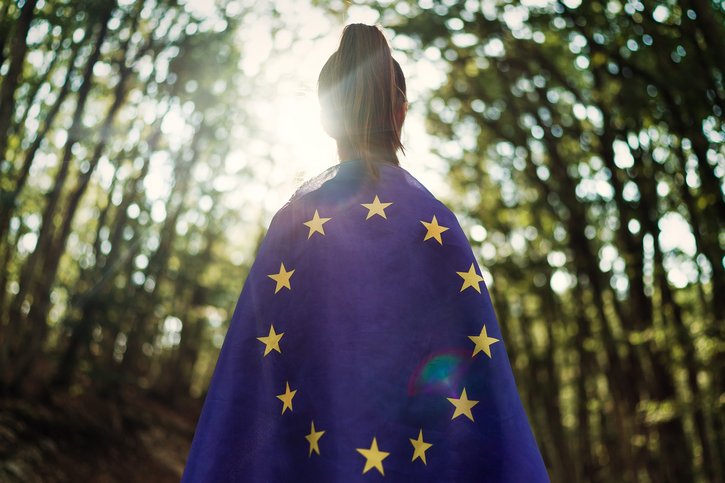 Ein Mädchen hat eine EU-Fahne umhängen. 