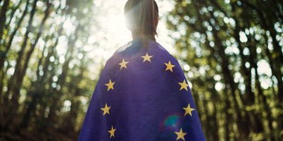 Ein Mädchen hat eine EU-Fahne umhängen. 
