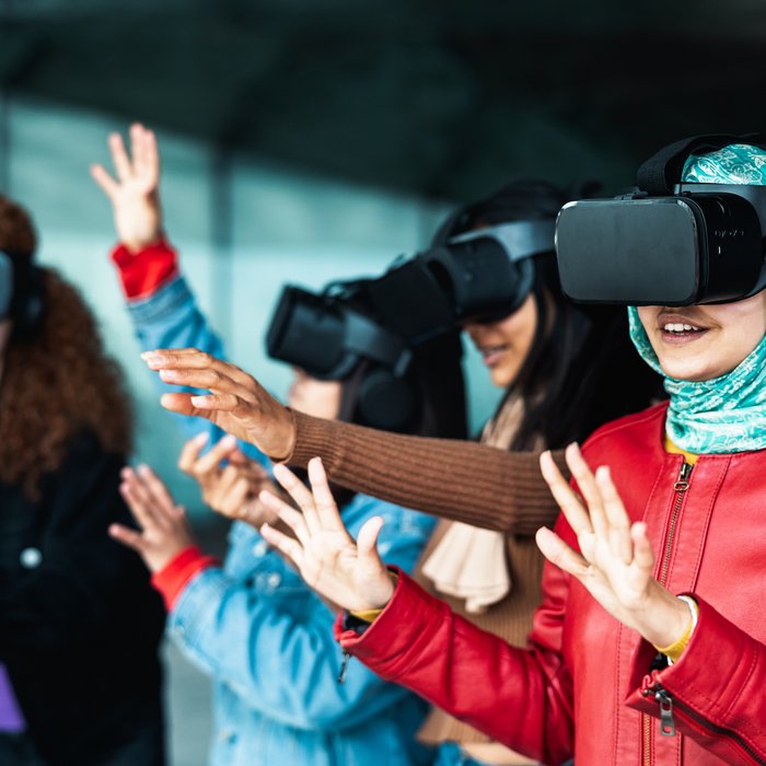 Kinder orientieren sich gemeinsam mit VR-Brillen