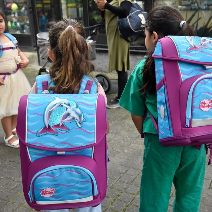 Kinder bekommen Schulranzen zur Einschulung