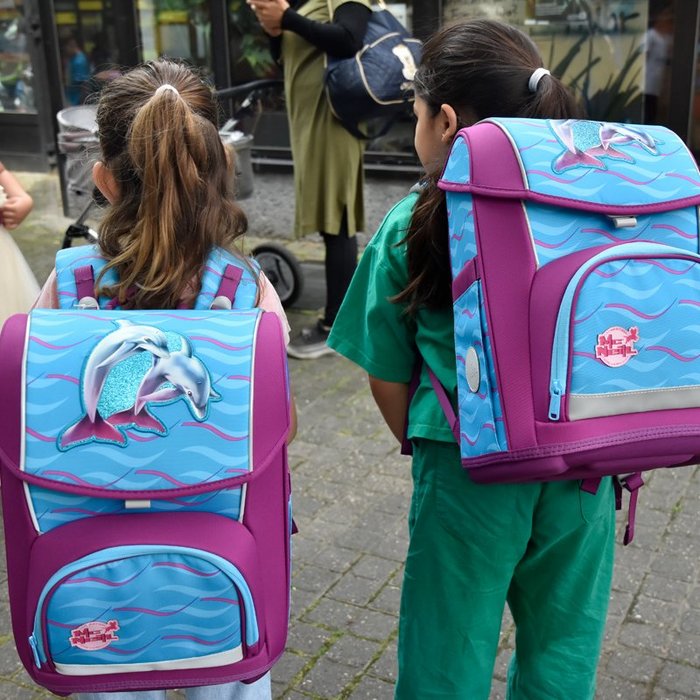 Kinder bekommen Schulranzen zur Einschulung