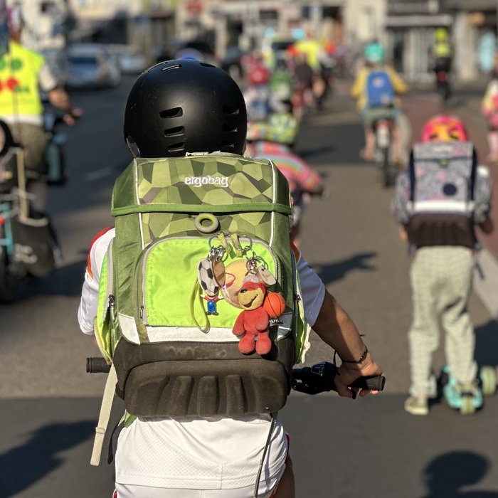 Kinder fahren mit dem Rad