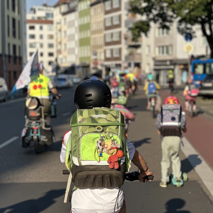 Kinder fahren mit dem Rad