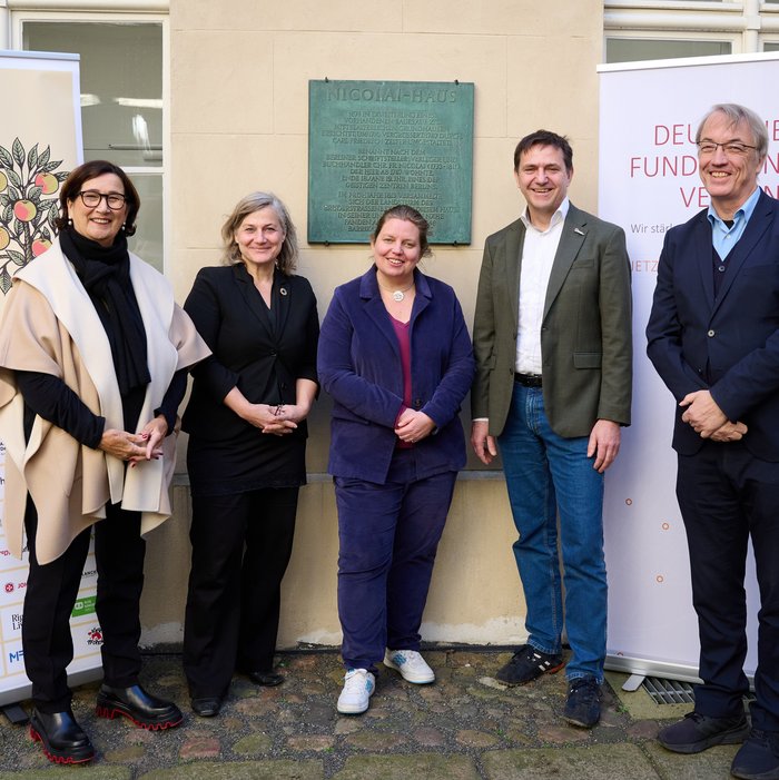 Mitglieder vom Deutschen Fundraising Verband und der Initiative „Mein Erbe tut Gutes. Das Prinzip  Apfelbaum“ stellen sich nach der Pressekonferenz zum Gruppenfoto auf.