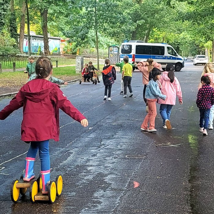 Kinder spielen auf einer abgesperrten Straße