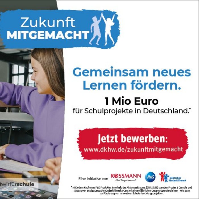 Zwei Mädchen an einem Tisch in einer Schule. Daneben steht in blauer Schrift "Gemeinsam neues Lernen fördern. 1 Mio Euro für Schulprojekte in Deutschland". Es handelt sich um ein Motiv der Initiative Zukunft mitgemacht. 