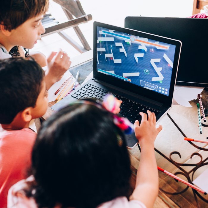 Kinder beim Gaming vor einem Laptop