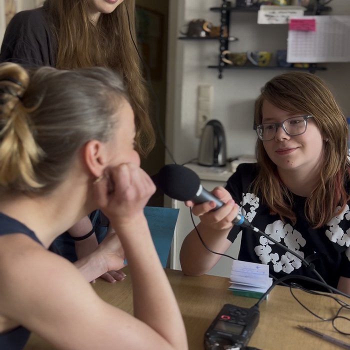 Jugendliche interviewt Frau für Projekt Lautstark
