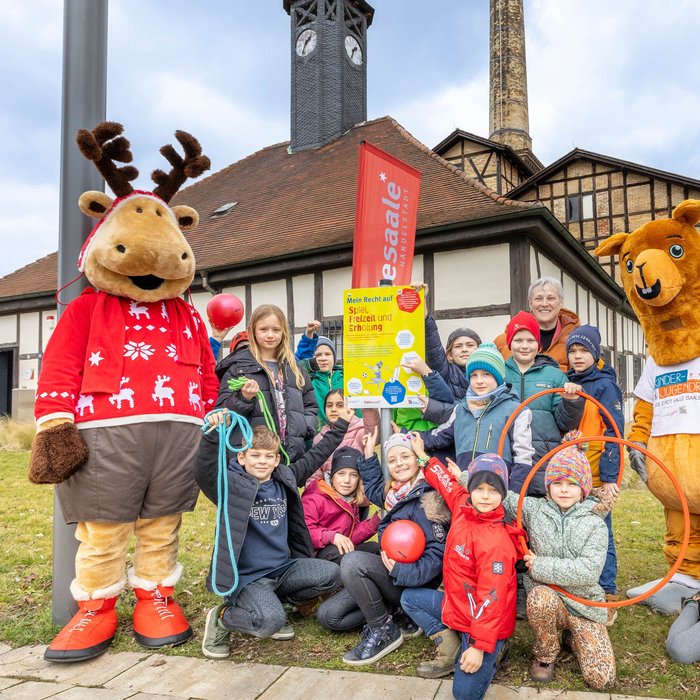 Gruppe Kinder weit den Lernpfad für Kinderrechte ein
