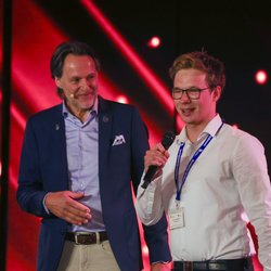 Moderator Ingo Dubinskis mit Paul Goldschmidt vom OSAMD-Projekt beim Deutschen Kinder- und Jugendpreis