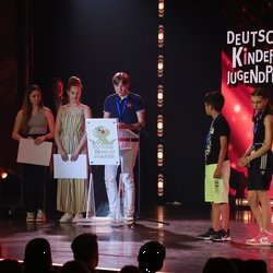 Der Kinder- und Jugendbeirat des Deutschen Kinderhilfswerkes hält eine Laudatio für das Projekt Kids-Straße beim Deutschen Kinder- und Jugendpreis