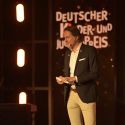 Ingo Dubinski moderiert die Verleihung des Deutschen Kinder- und Jugendpreises. 