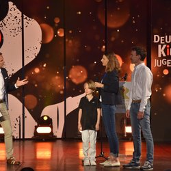 Der 6-jährige David nimmt den Deutschen Kinder- und Jugendpreis für sein Buch "Biene und Ameise" entgegen 