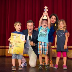 ... nehmen die Kinder stolz auch die zweite Goldene Göre entgegen, den Europa-Park JUNIOR CLUB Award.