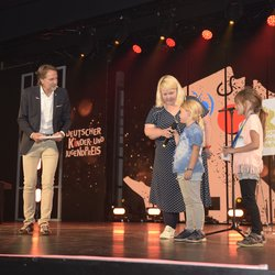 Das Projekt Kinder an die Macht auf der Bühne des Deutschen Kinder-  und Jugendpreises. 