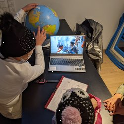 Kinder lernen am Laptop. 